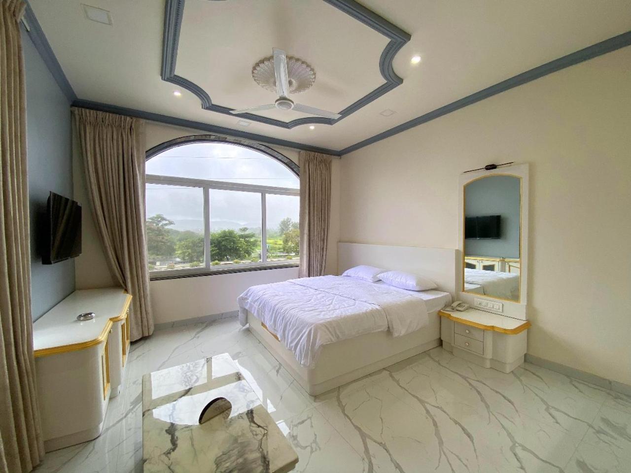 Hotel Vedika Garden Lonavla Zewnętrze zdjęcie