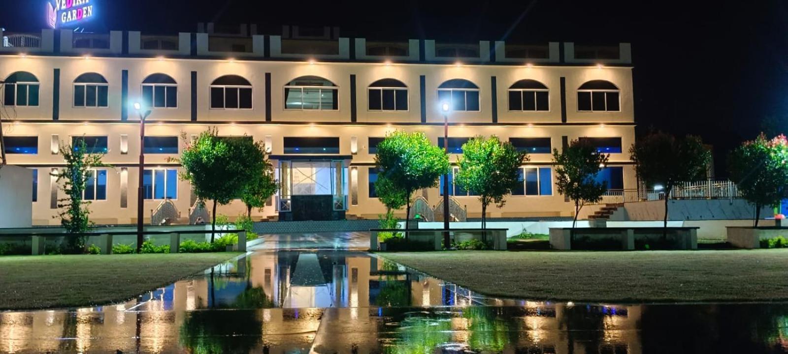 Hotel Vedika Garden Lonavla Zewnętrze zdjęcie