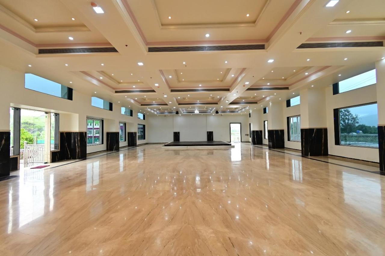 Hotel Vedika Garden Lonavla Zewnętrze zdjęcie