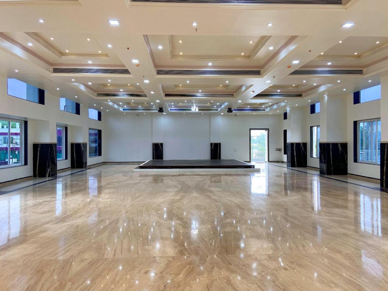 Hotel Vedika Garden Lonavla Zewnętrze zdjęcie