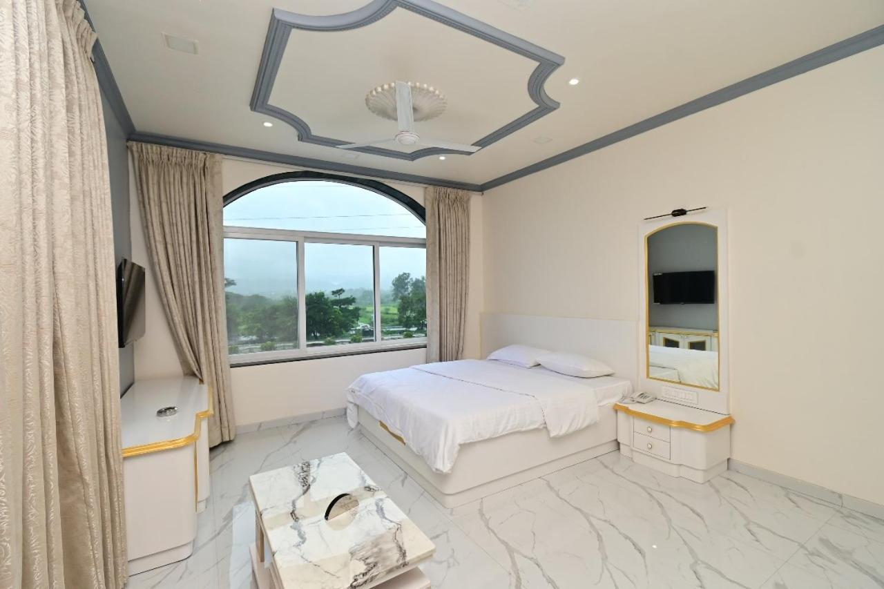 Hotel Vedika Garden Lonavla Zewnętrze zdjęcie
